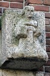 Figuur boven de ingang
<br/>
Gert-Jan Lobbes, 2018